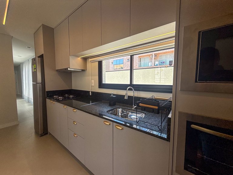 118 - Apto Bombinhas Centro com 03 suítes